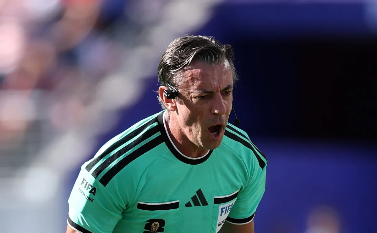 Raphael Claus expulsa Balogun em lance forte em EUA x Bósnia na Copa do Mundo