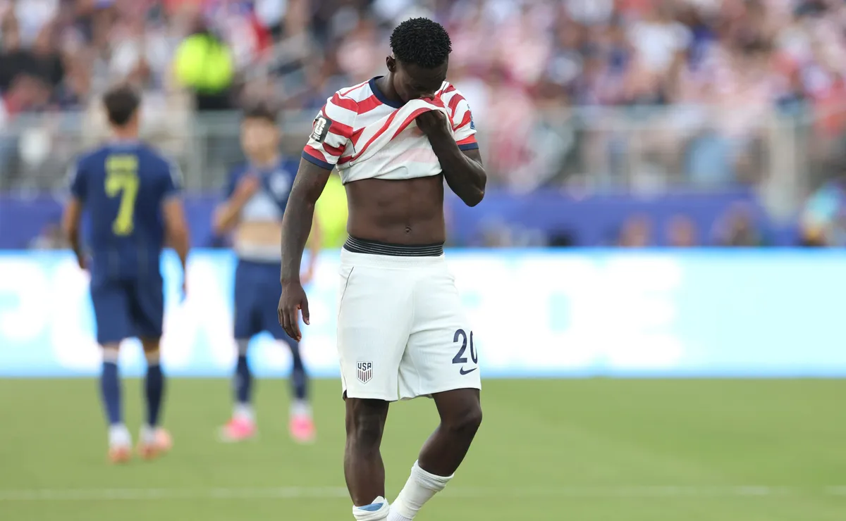 Quem é esse cara? Folarin Balogun marca, é expulso contra a Bósnia e volta a viralizar na Copa do Mundo
