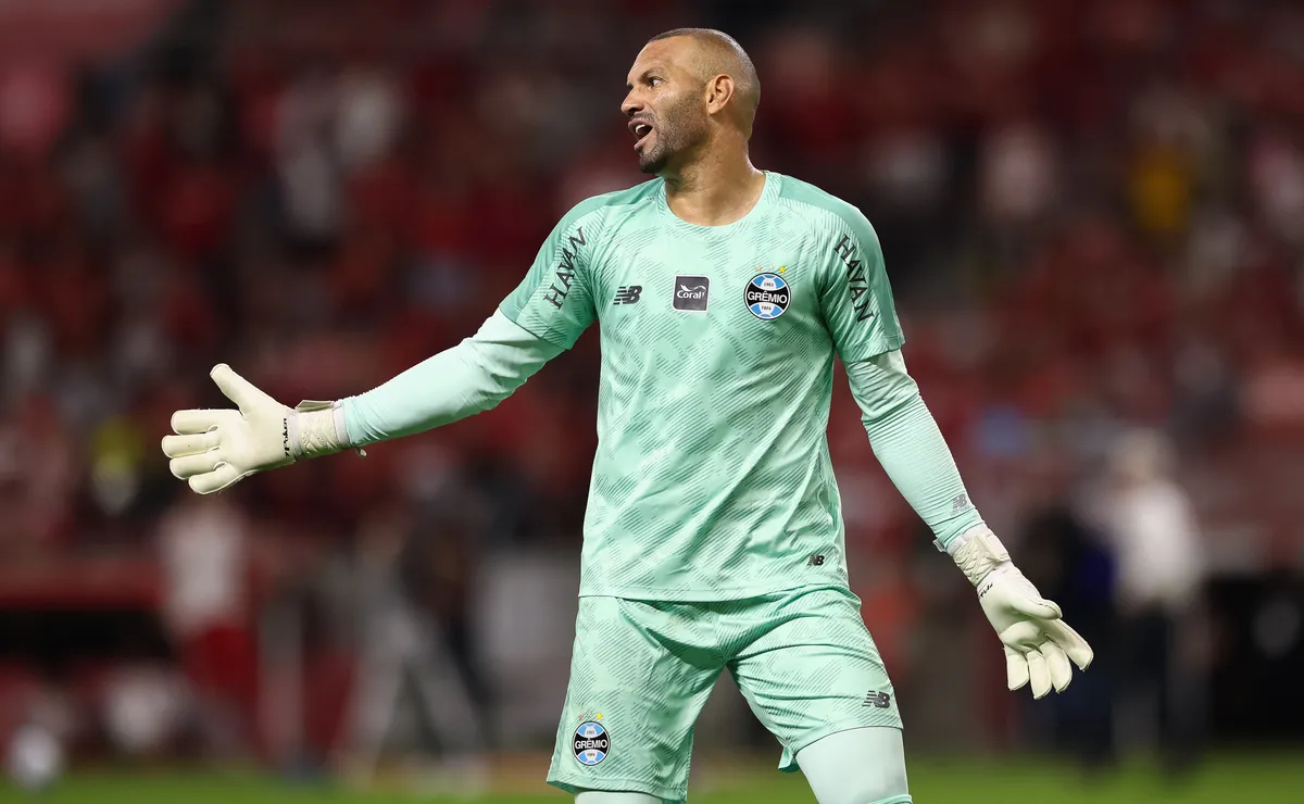 Weverton retorna ao Grêmio após a Copa e reforça equipe de Luís Castro