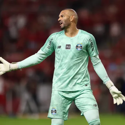 Weverton volta ao Grêmio após eliminação do Brasil na Copa