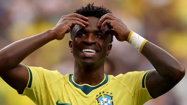 Vini durante Brasil x Japão pela Copa
