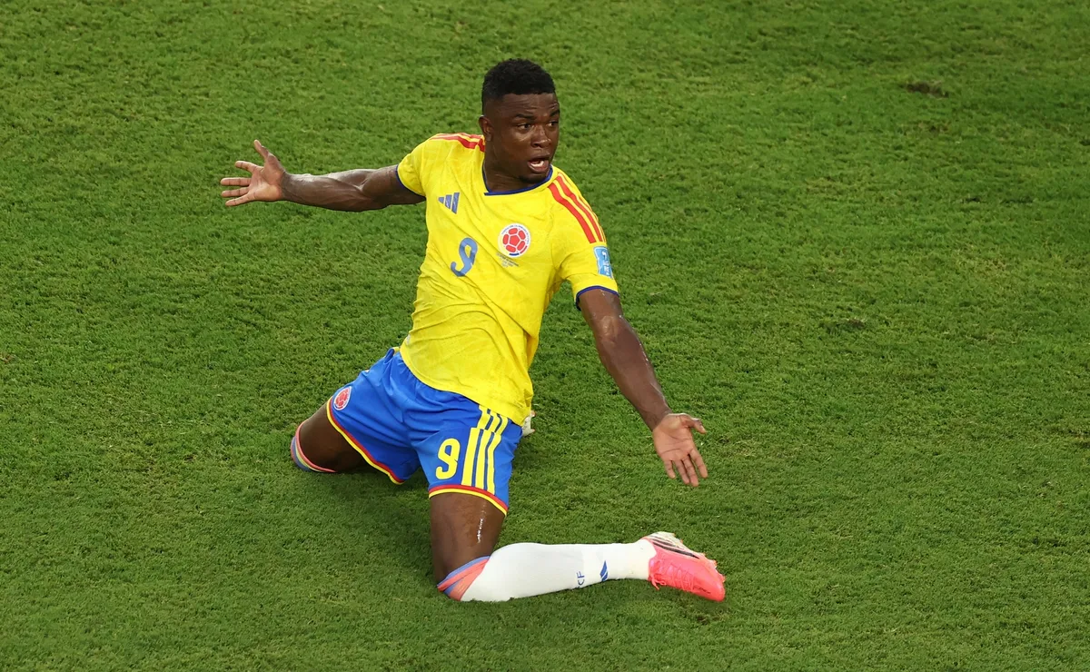 Internacional define substituto de Borré e mira Jhon Córdoba, centroavante da Colômbia na Copa do Mundo