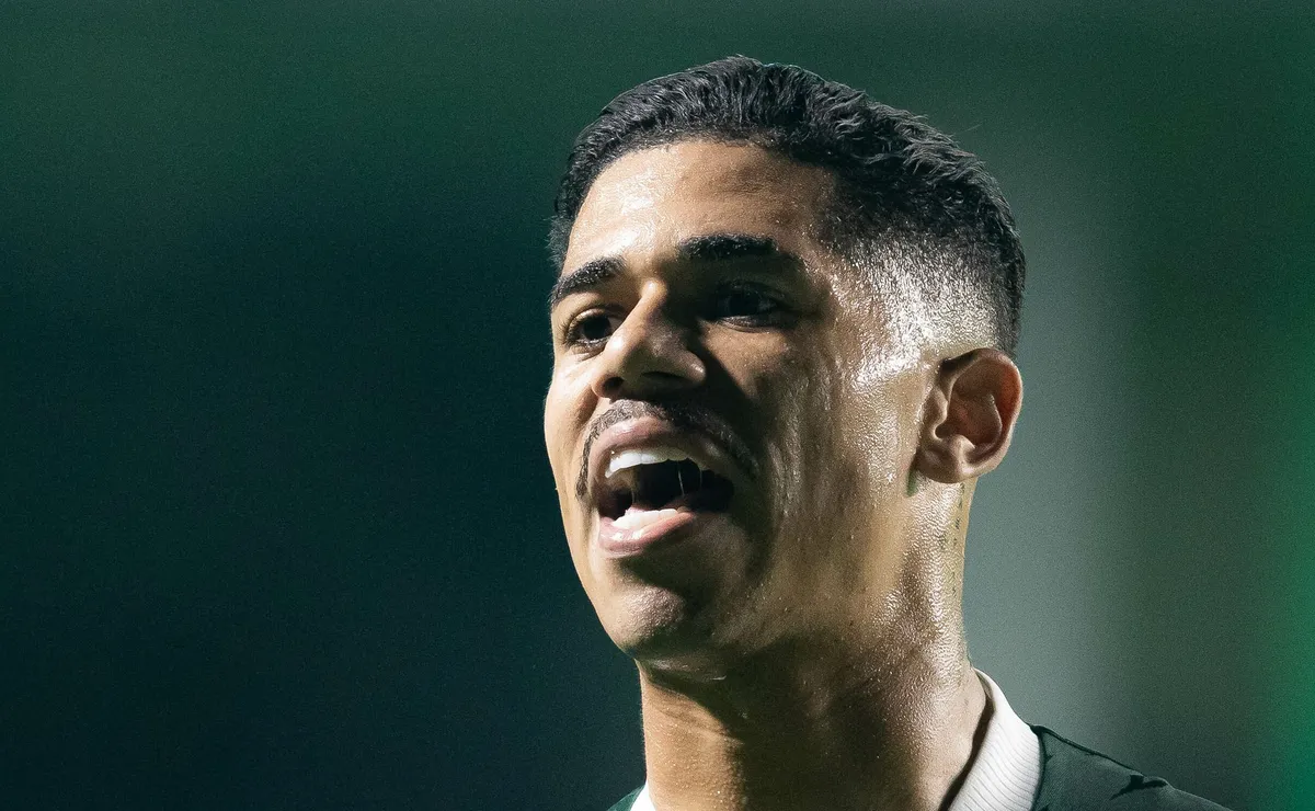 Santos busca reforços mesmo com transferban e tem interesse no lateral Diego Caito, do Goiás