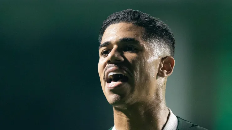 Diego Caito em campo pelo Goiás.