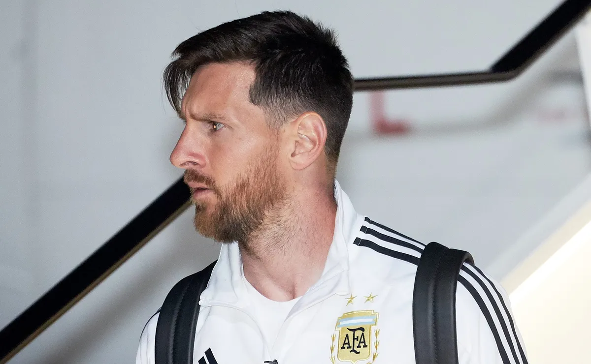 Messi ‘tira de letra’ e cai na gargalhada durante revista em aeroporto de Miami às vésperas de mata-mata