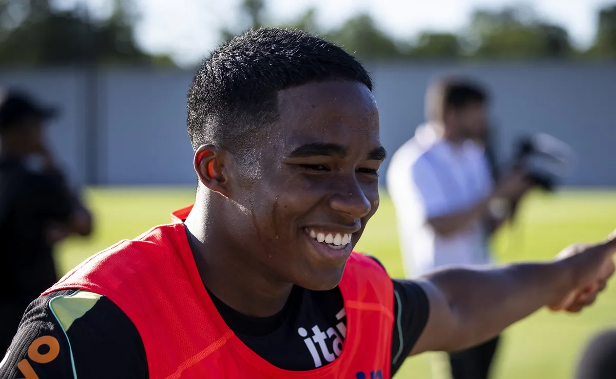 Endrick comenta sobre boa relação com Neymar na Seleção e admite aprender muito com o camisa 10