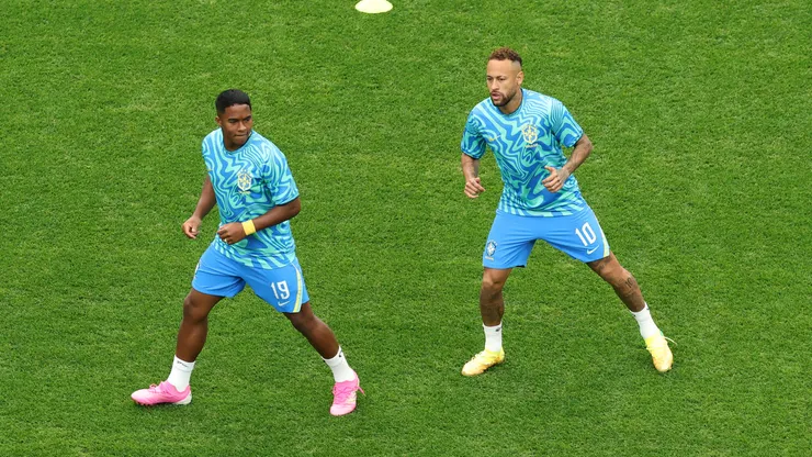 Endrick e Neymar durante aquecimento. Foto: Molly Darlington/Getty Images