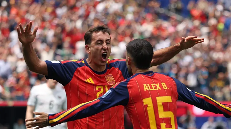 Oyarzabal comemora gol espanhol ao lado de Álex Baena.