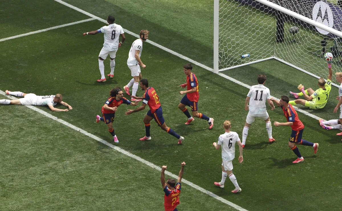 Espanha se classifica na Copa do Mundo, mas reclama de gol anulado por falta em goleiro da Áustria