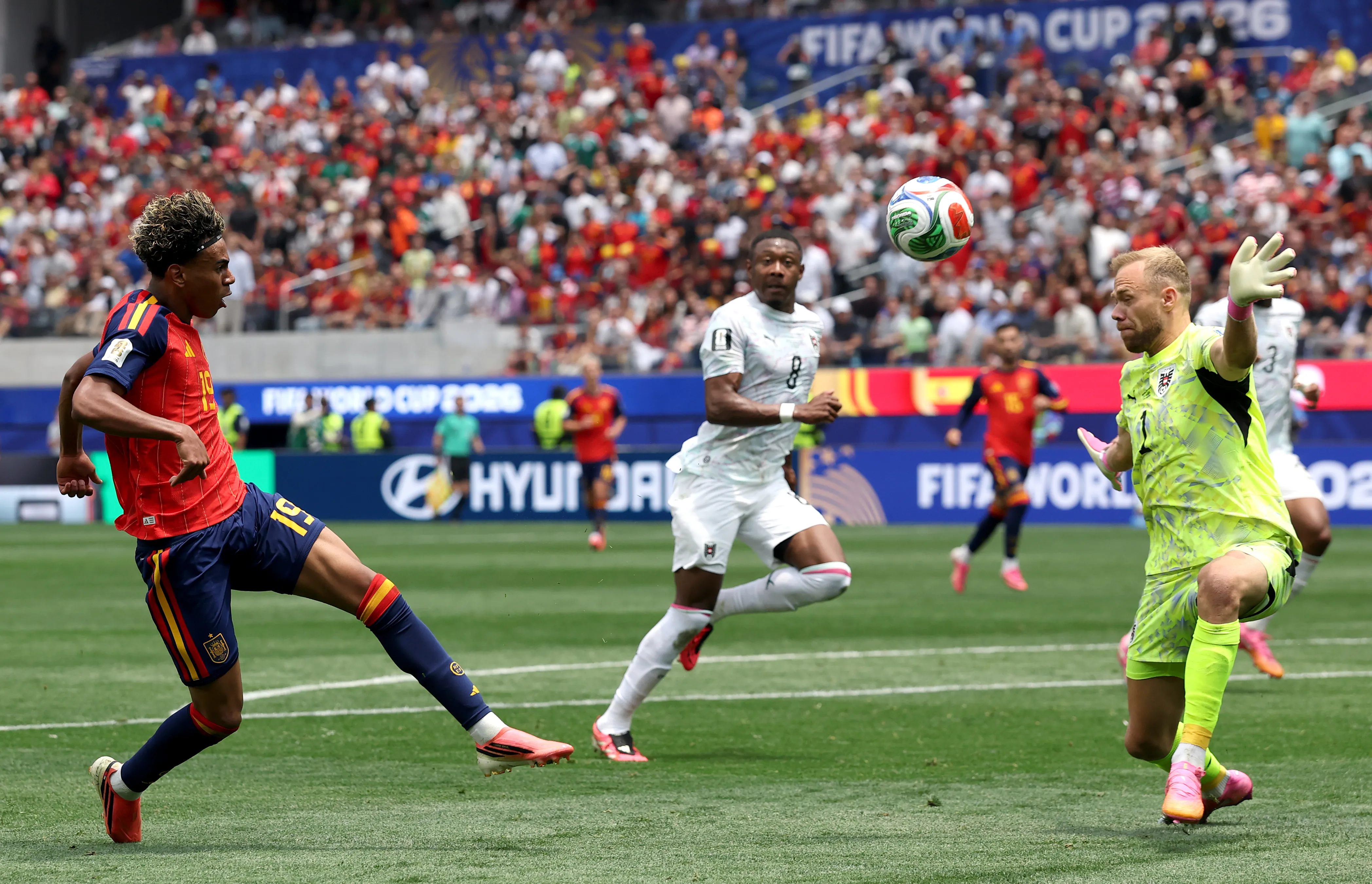 Schlager para Lamal em derrota austríaca para a Espanha, nesta quinta, em Los Angeles – Foto: Michael Steele/Getty Images