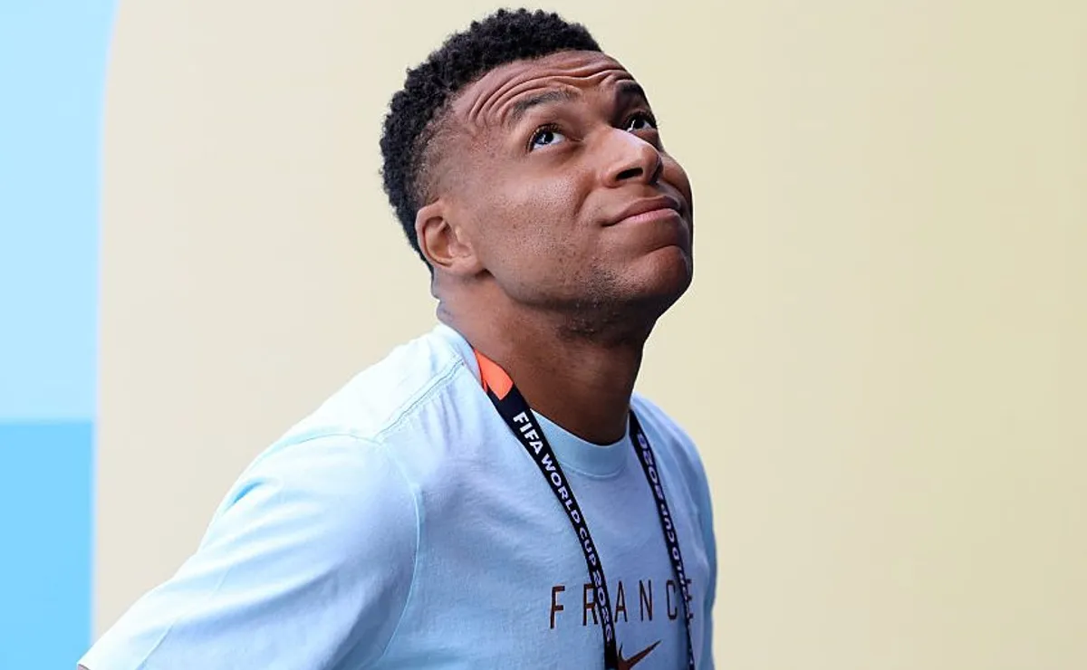 De feriado à Torre Eiffel: Mbappé ganha insana petição de perdão público na França