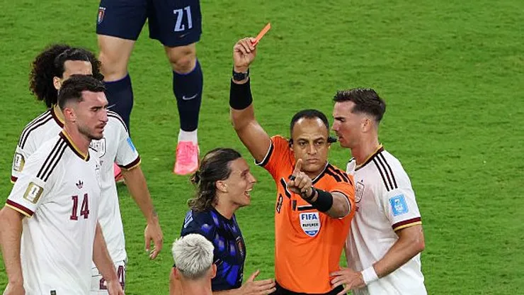 Árbitro de Espanha x Uruguai. Foto: Luke Hales/Getty Images