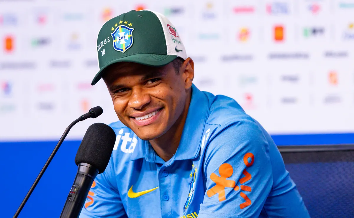 Douglas Santos comenta sobre ser o lateral ‘arroz com feijão’ da Seleção Brasileira: “Simples com excelência”