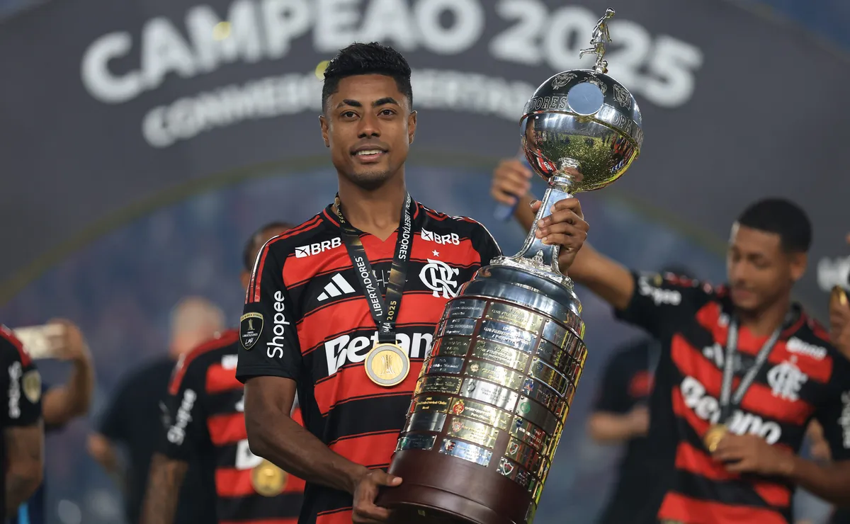 Bruno Henrique marca contra o River Plate e provoca com a taça da Libertadores do Flamengo