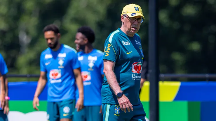 Ancelotti durante treino da seleção