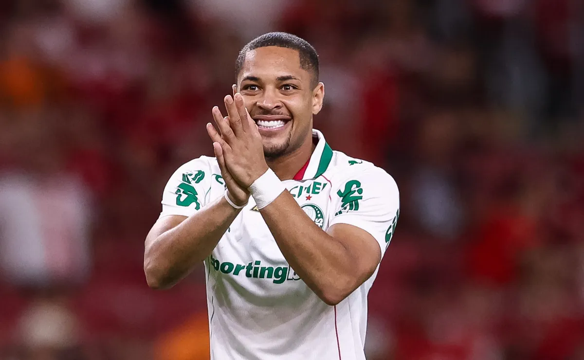 Vitor Roque acelera recuperação do tornozelo no Palmeiras e anima comissão técnica de Abel Ferreira