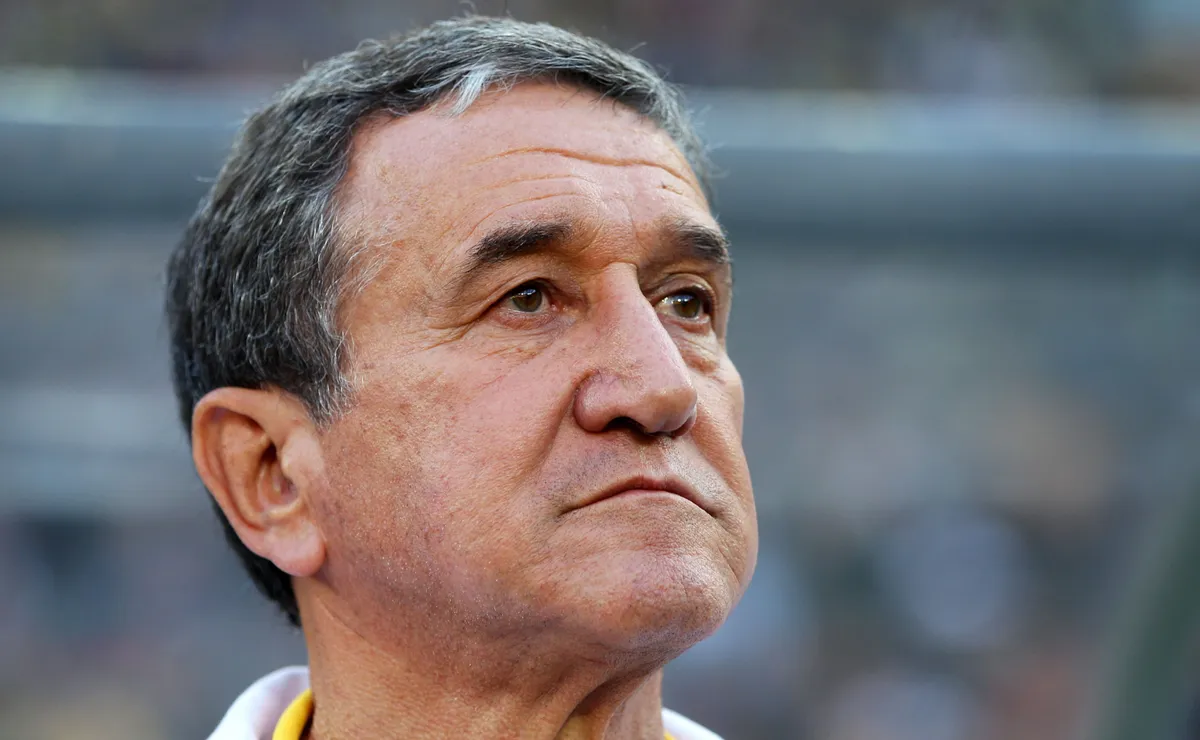 Carlos Alberto Parreira sofre nova piora e volta a respirar com ajuda de aparelhos