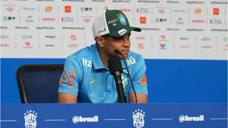 Douglas Santos em entrevista coletiva pela Seleção. Créditos: Nelson Terme/CBF