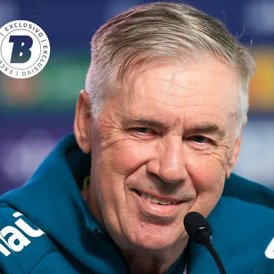 Ancelotti chega bem-humorado em treino da Seleção Brasileira