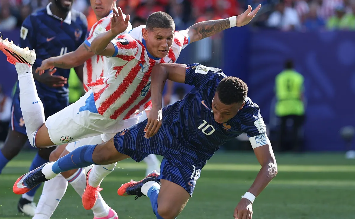 Mbappé supera provocações e clima de “Libertadores” criado pelo Paraguai para salvar a França