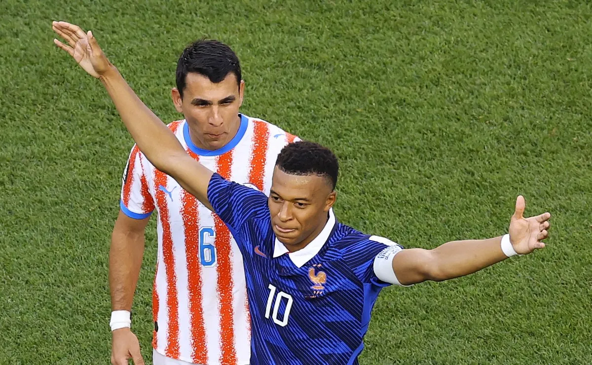 Mbappé perde a linha e é flagrado xingando Junior Alonso, do Atlético-MG, em Paraguai x França