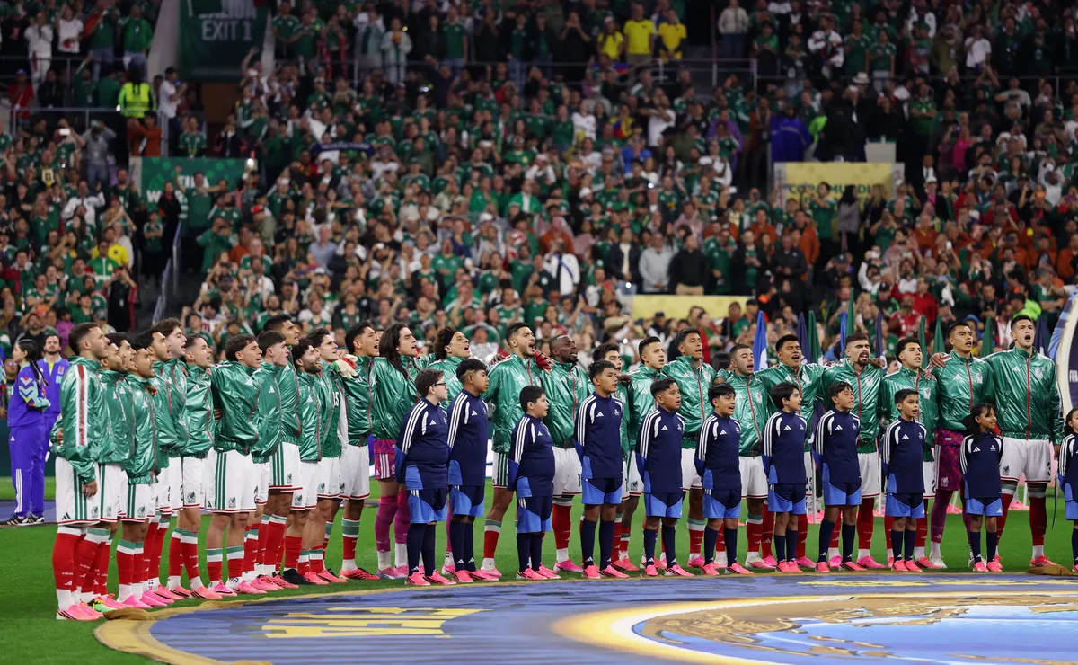 México prepara festa histórica no Azteca com 80 mil bandeiras na partida contra a Inglaterra