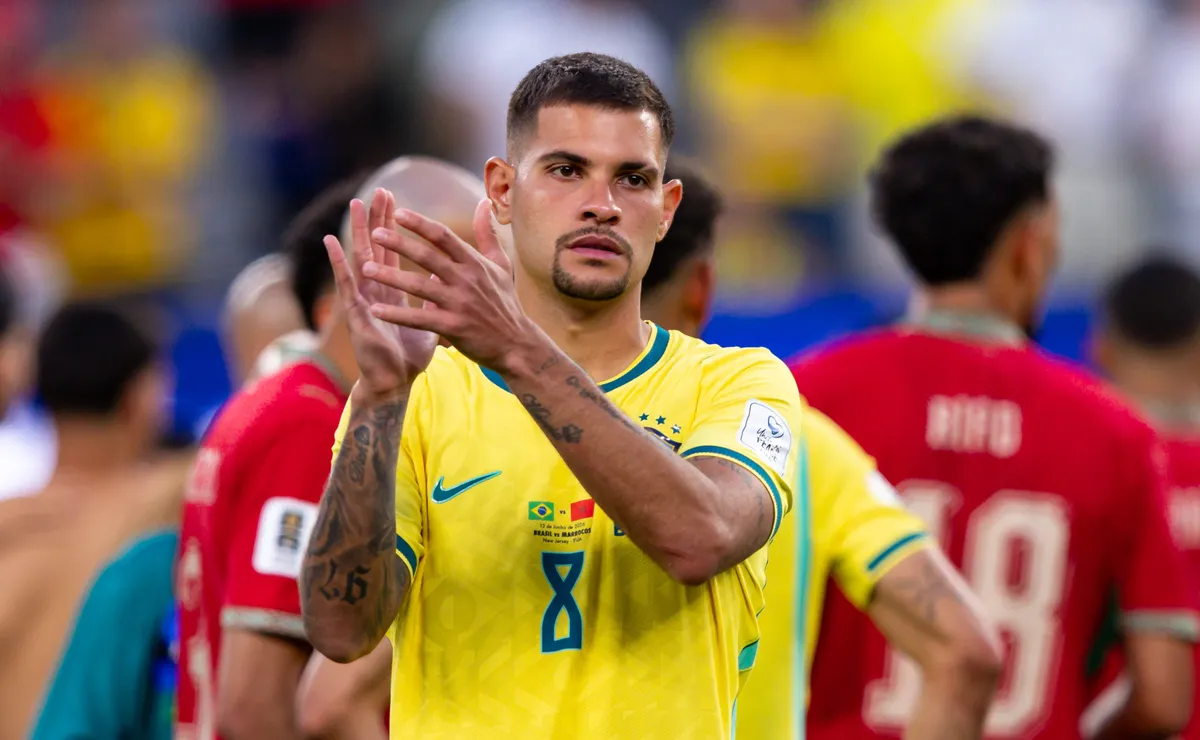 Bruno Guimarães comparado a Olise: jornal espanhol projeta superação de recorde de Pelé
