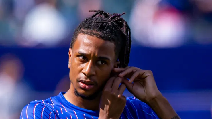 - Olise jogador do Franca durante aquecimento antes da partida contra o Paraguai no estadio Filadelfia