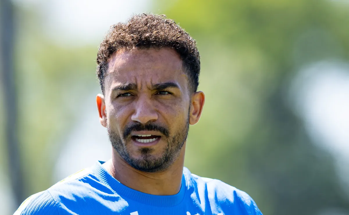 Alvo de críticas na Copa, Danilo volta ao Flamengo sob pressão para definir renovação