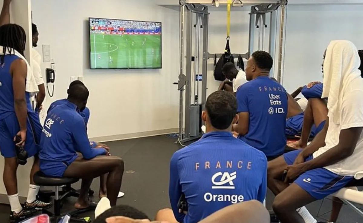 França divulga imagem assistindo à eliminação do Brasil durante treino na Copa do Mundo