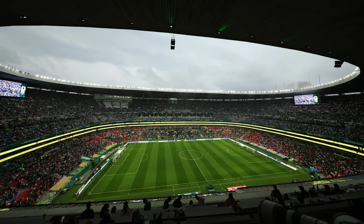 FIFA adia México x Inglaterra em 1 hora por causa de tempestade no Azteca