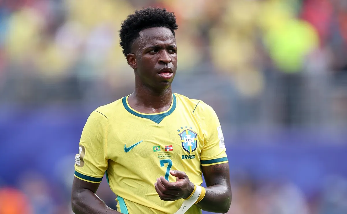 Vinicius Júnior interrompe entrevista de Haaland para cumprimentar atacante após Brasil x Noruega