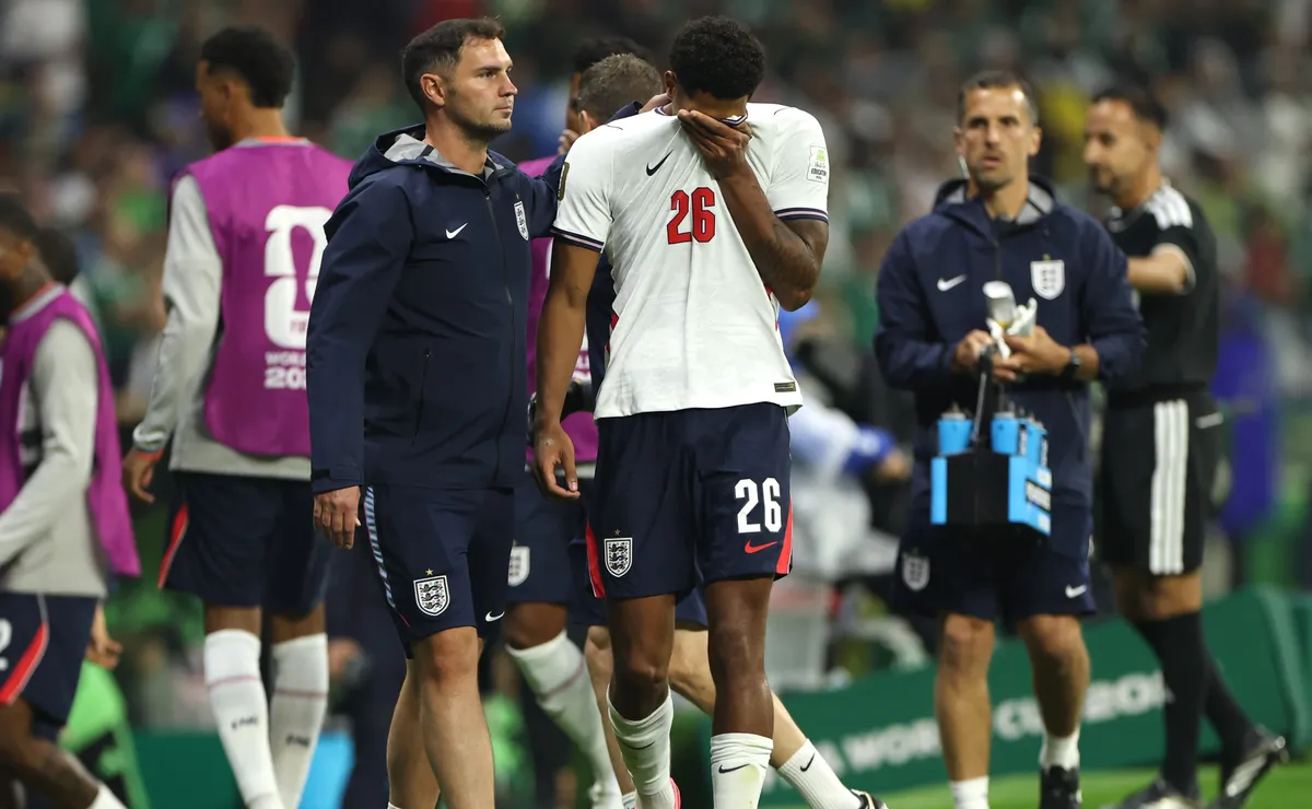 Jarell Quansah é expulso e arbitragem vira alvo de críticas por diferença de critério em Inglaterra x México