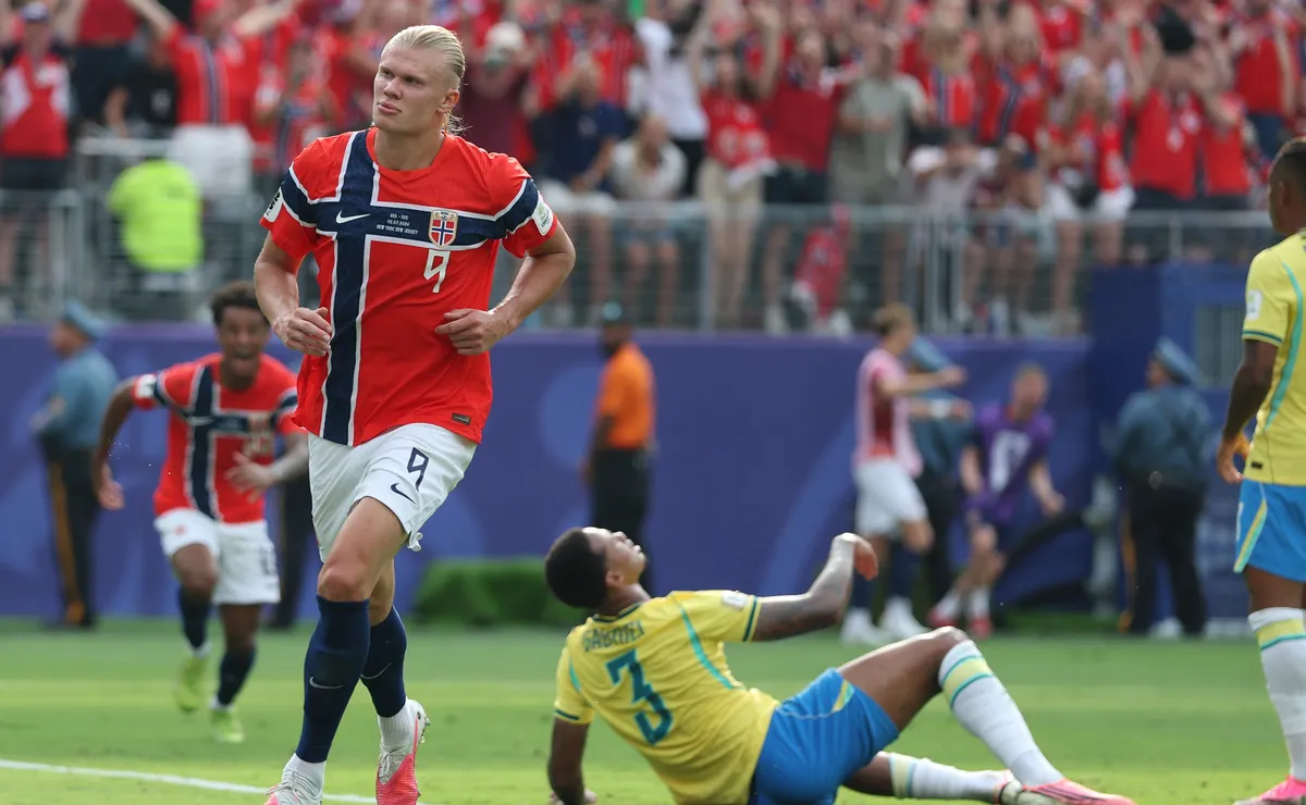 Gary Neville faz duras críticas a Gabriel Magalhães após eliminação do Brasil na Copa do Mundo