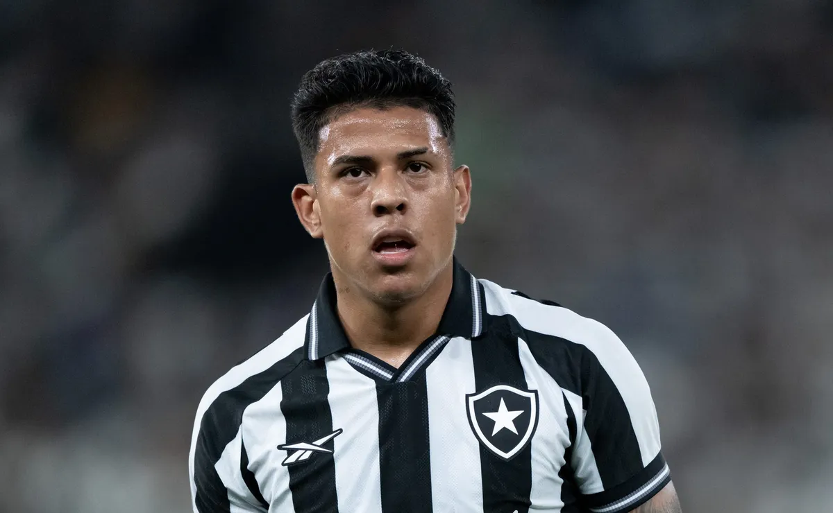 Botafogo nega ter reduzido valores para negociar venda de Matheus Martins