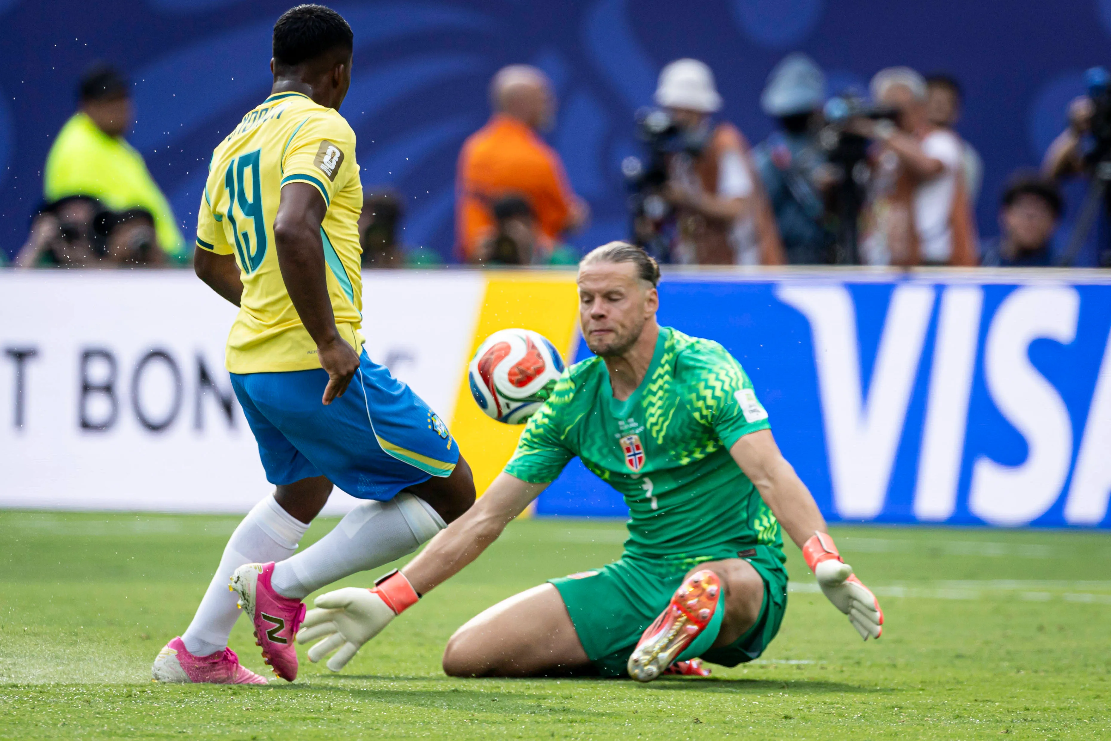Endrick não conseguiu superar Nyland em grande oportunidade na queda do Brasil para a Noruega – Foto: IMAGO / PsnewZ