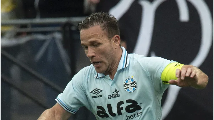 Arthur Melo em campo com a camisa do Grêmio na Arena Corinthians.