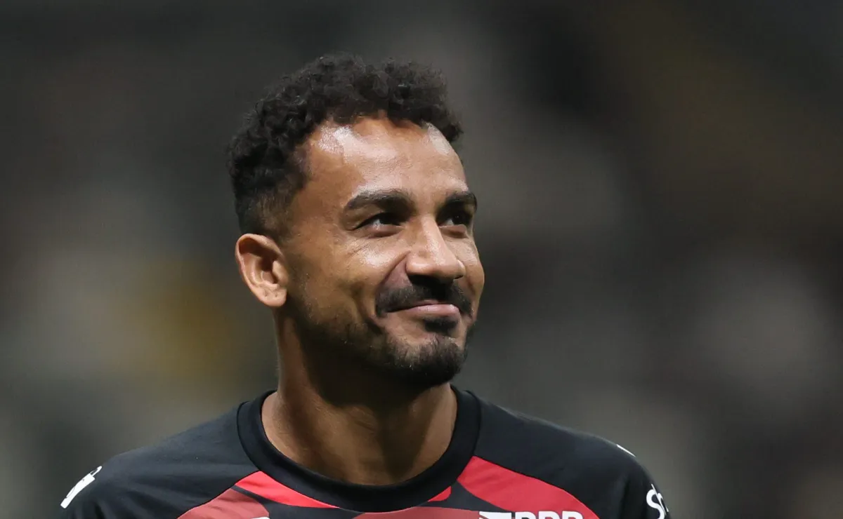 Danilo segue com futuro em aberto e Alex Sandro tem renovação garantida no Flamengo