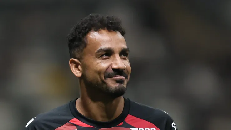 - Danilo jogador do Flamengo durante aquecimento antes da partida contra o Atletico-MG