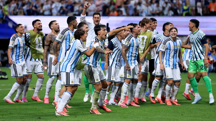 Lisandro Martíne e equipe aplaudem os torcedores após a vitória por 3 a 2 na partida entre Argentina e Egito. (Photo by Elsa/Getty Images)