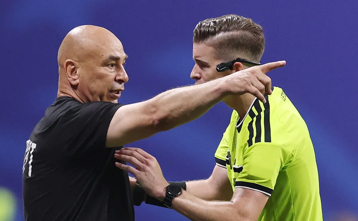 Hossam Hassan segue criticando a arbitragem de Argentina x Egito e faz post nas redes sociais