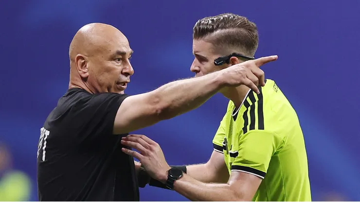 ATLANTA, GEORGIA - JULY 07: Hossam Hassan, Head Coach of Egypt, argues with referee Francois Letexier during the FIFA World Cup 2026 Round of 16 match between Argentina and Egypt at Atlanta Stadium on July 07, 2026 in Atlanta, Georgia. (Photo by Buda Mendes/Getty Images)