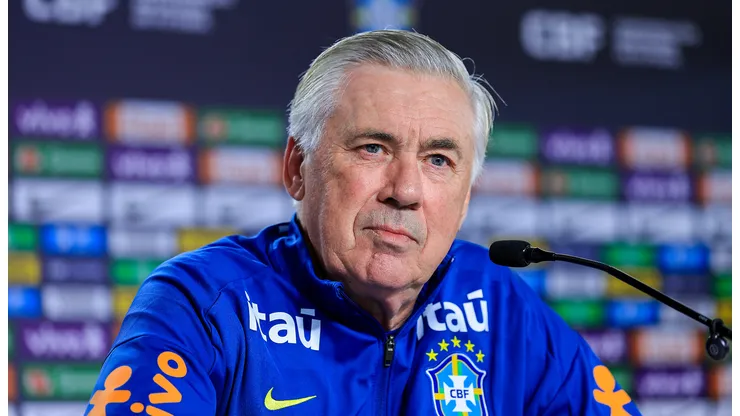 Ancelotti durante entrevista pela Seleção Brasileira - Foto: Buda Mendes/Getty Images