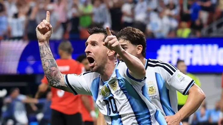 Lionel Messi comemora o segundo gol de sua equipe durante a partida entre Argentina e Egito. (Photo by Elsa/Getty Images)