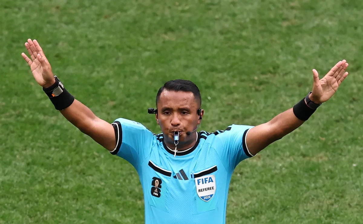 Arbitragem acerta em pênalti não anulado em Suíça x Colômbia, analisa PC Oliveira