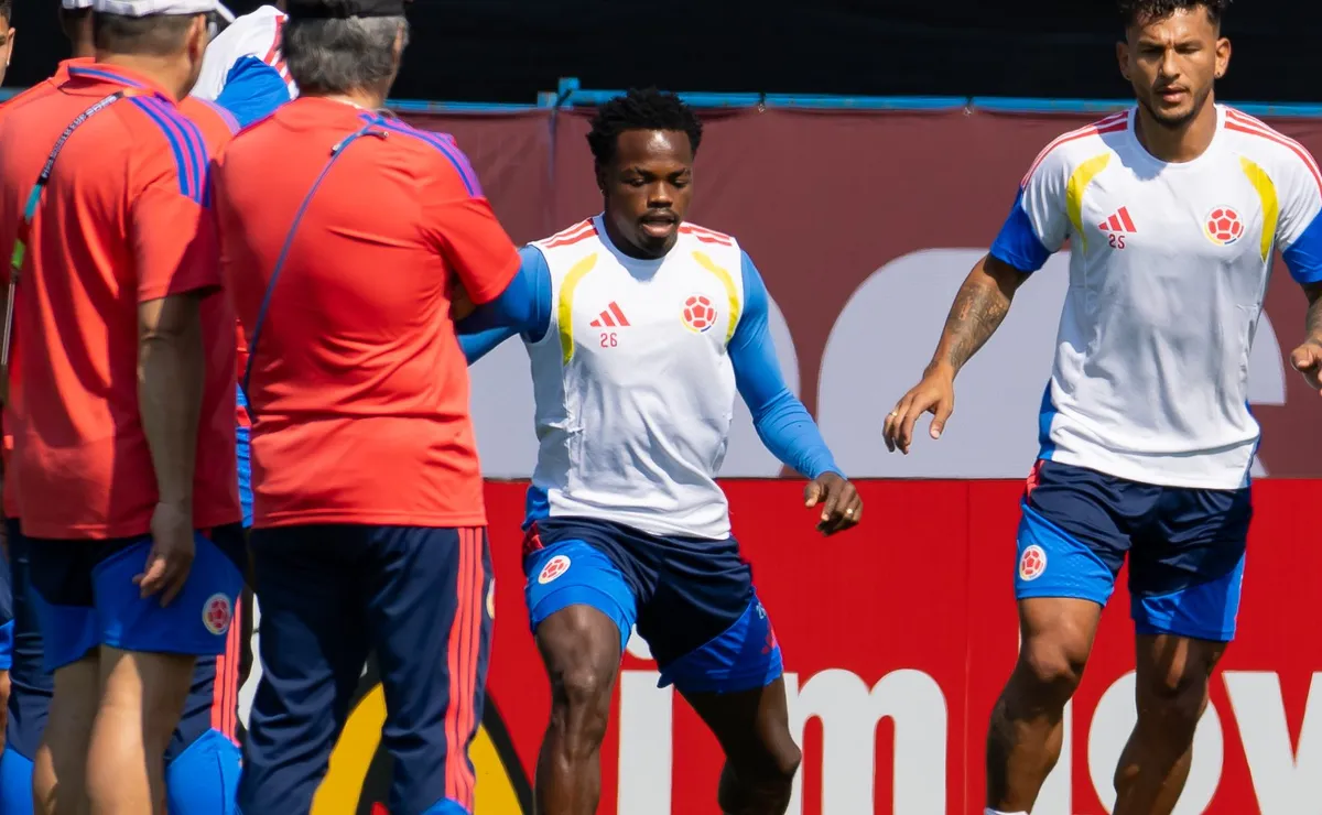 Vasco observa Andrés Gómez em eliminação da Colômbia para a Suíça na Copa do Mundo