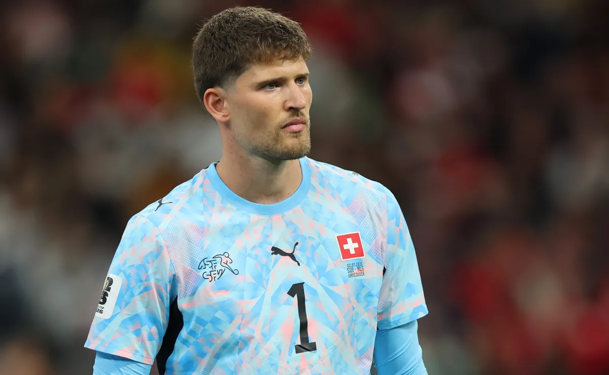 Gregor Kobel fecha o gol, defende pênalti e conduz a Suíça às quartas de final da Copa