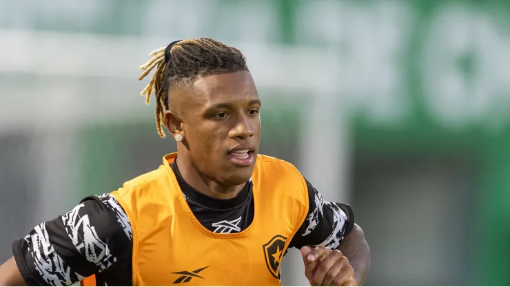 Danilo com a camisa do Botafogo. Foto: Liamara Polli/AGIF