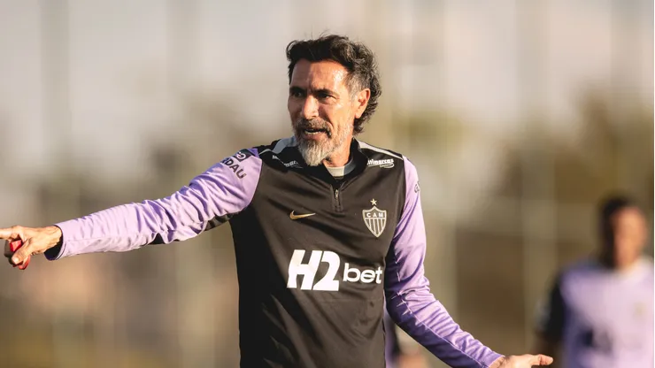 Eduardo Domínguez durante treino na Cidade do Galo