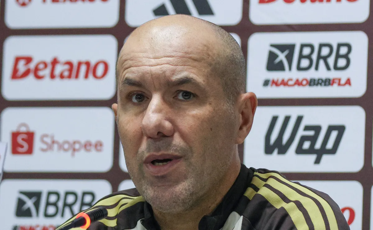 Leonardo Jardim pressiona o Flamengo para a contratação de um meio-campista